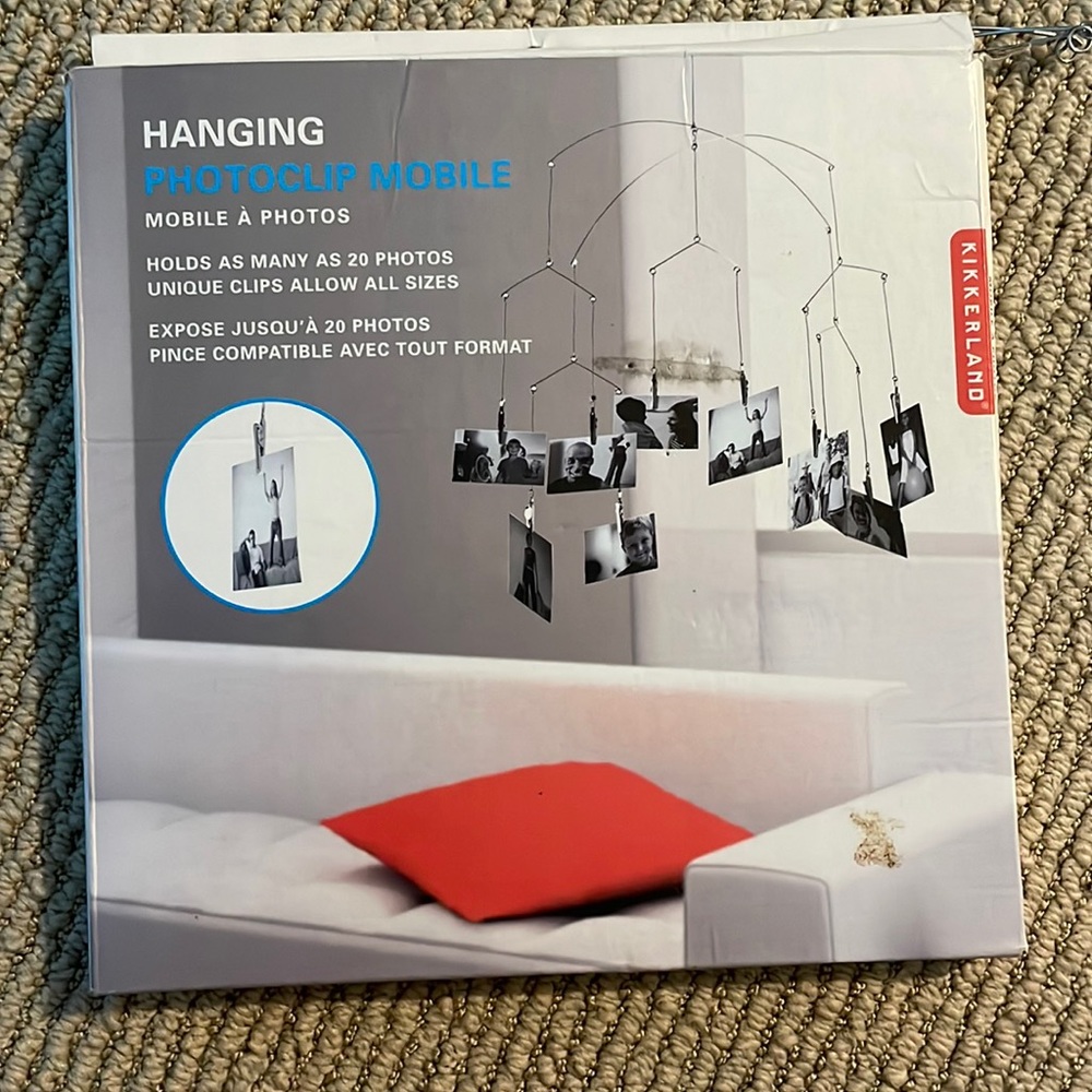 Hanging photoclip mobile